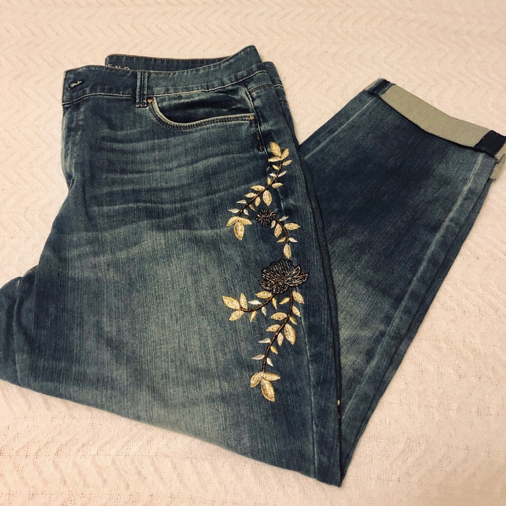 WHBM Plus  Embroidered Appliqué Grilfriend Jeans